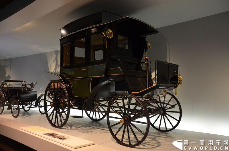 奔驰博物馆：1895年，最早的两辆电动公交车投入运营，用于服务当地的公共运输。