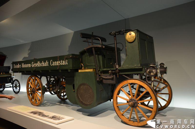 奔驰博物馆：1898年，戴姆勒制造了世界第一辆卡车并将它销售到了英格兰。 