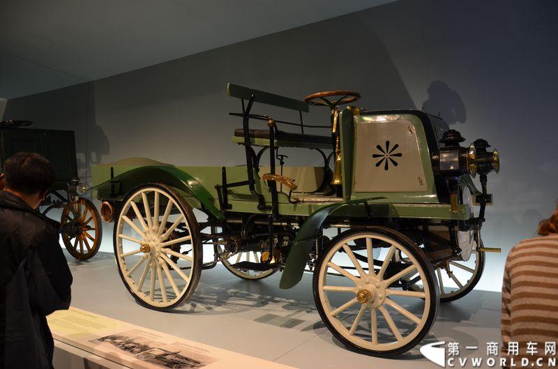奔驰博物馆：1897年，戴姆勒开始生产作为商业用途的汽车，也就是今天我们说的VAN车。 