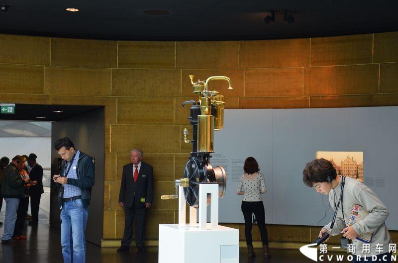 奔驰博物馆：世界最早的单缸发动机，在1886年时，是最先装置在戴姆勒祖父的钟表上的。