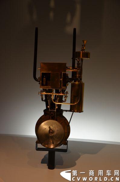 奔驰博物馆：1889年，戴姆勒和迈巴赫一起制造出世界第一台两缸发动机。 