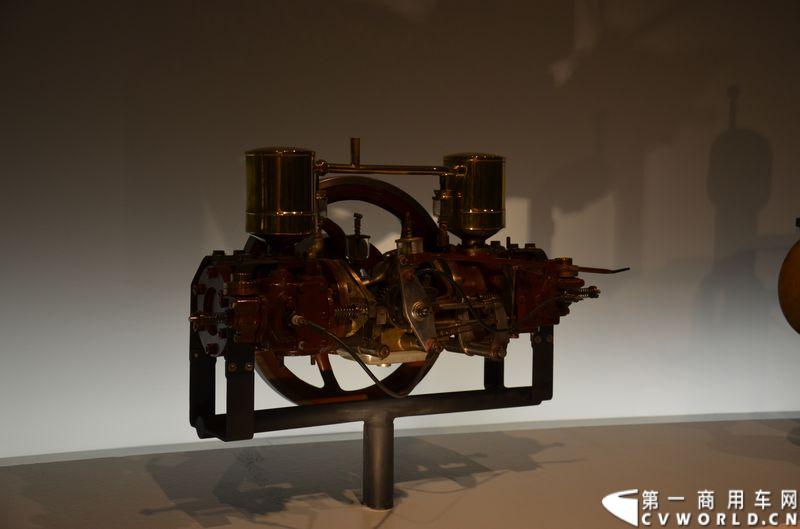 奔驰博物馆：1897年，奔驰创造出第一台两缸对置活塞发动机。 