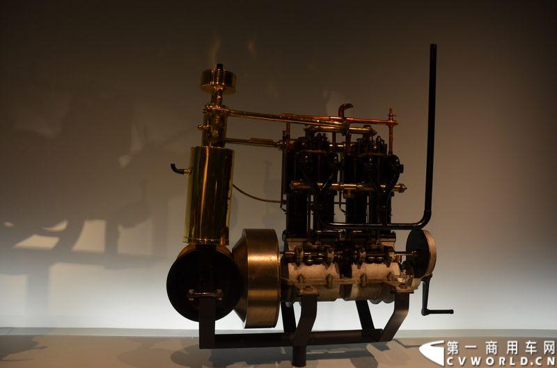 奔驰博物馆：早在1890年，戴姆勒就开始向用户提供四缸汽油发动机，但是这些发动机主要安装在动力艇上，自1898年后，该发动机才开始应用在汽车上。 