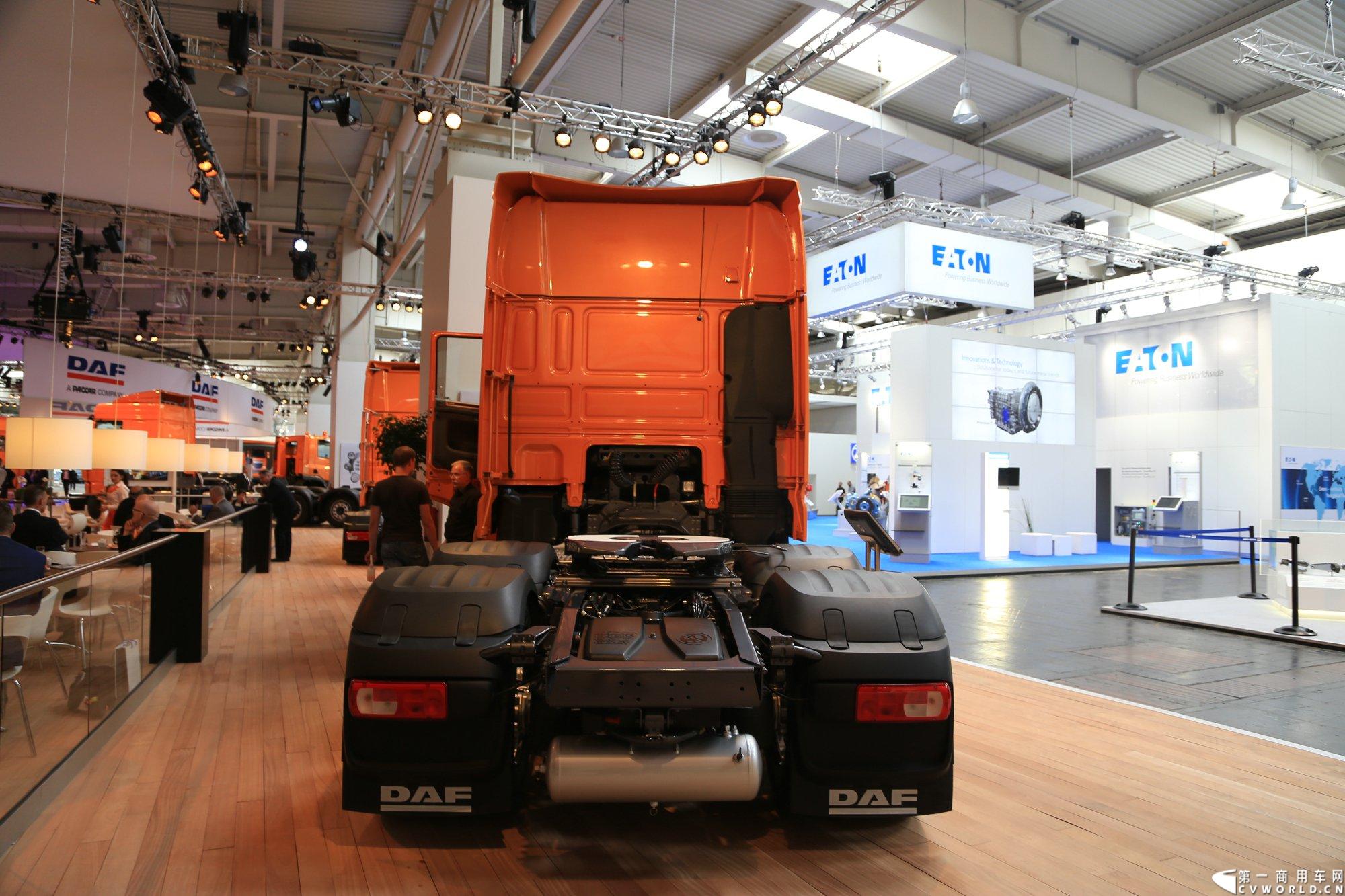 探馆汉诺威之橙色风暴达夫篇。图为DAF XF 510 6x2 牵引车。