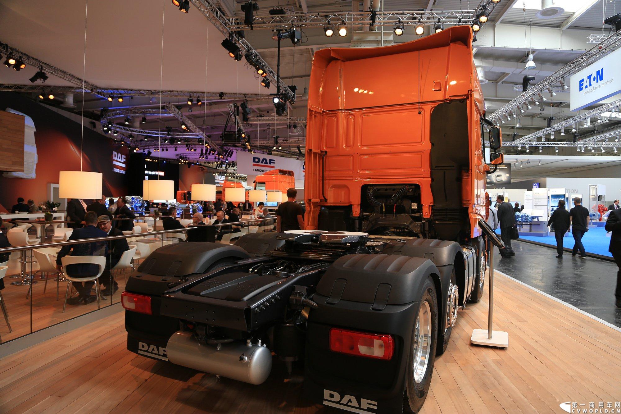 探馆汉诺威之橙色风暴达夫篇。图为DAF XF 510 6x2 牵引车。