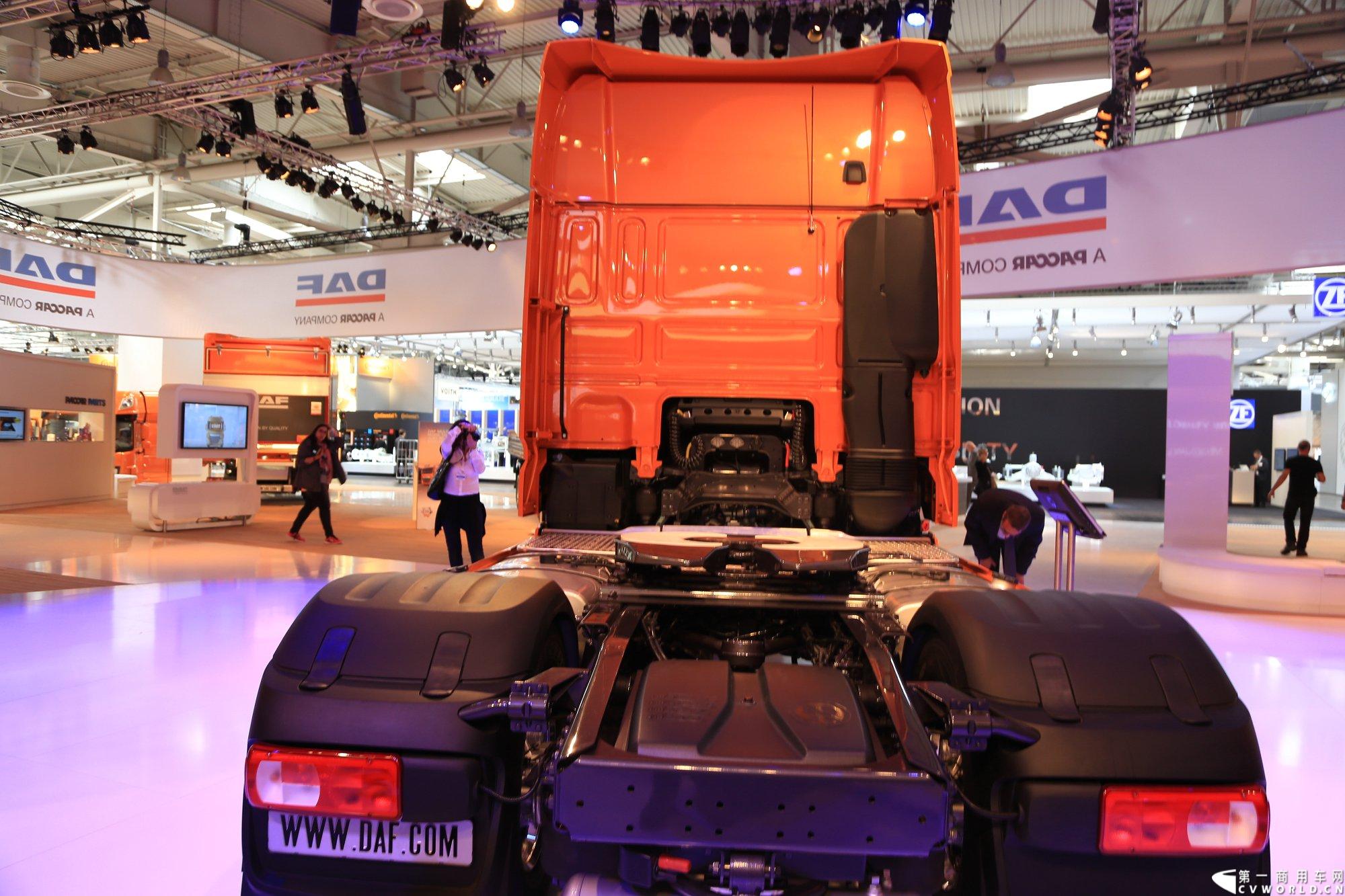 探馆汉诺威之橙色风暴达夫篇。图为DAF XF 510 4x2 牵引车。