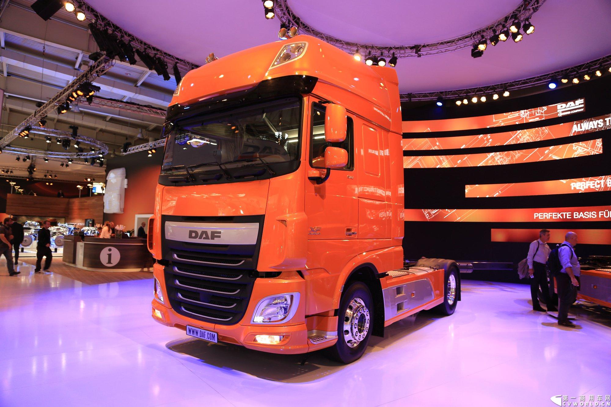 探馆汉诺威之橙色风暴达夫篇。图为DAF XF 510 4x2 牵引车。