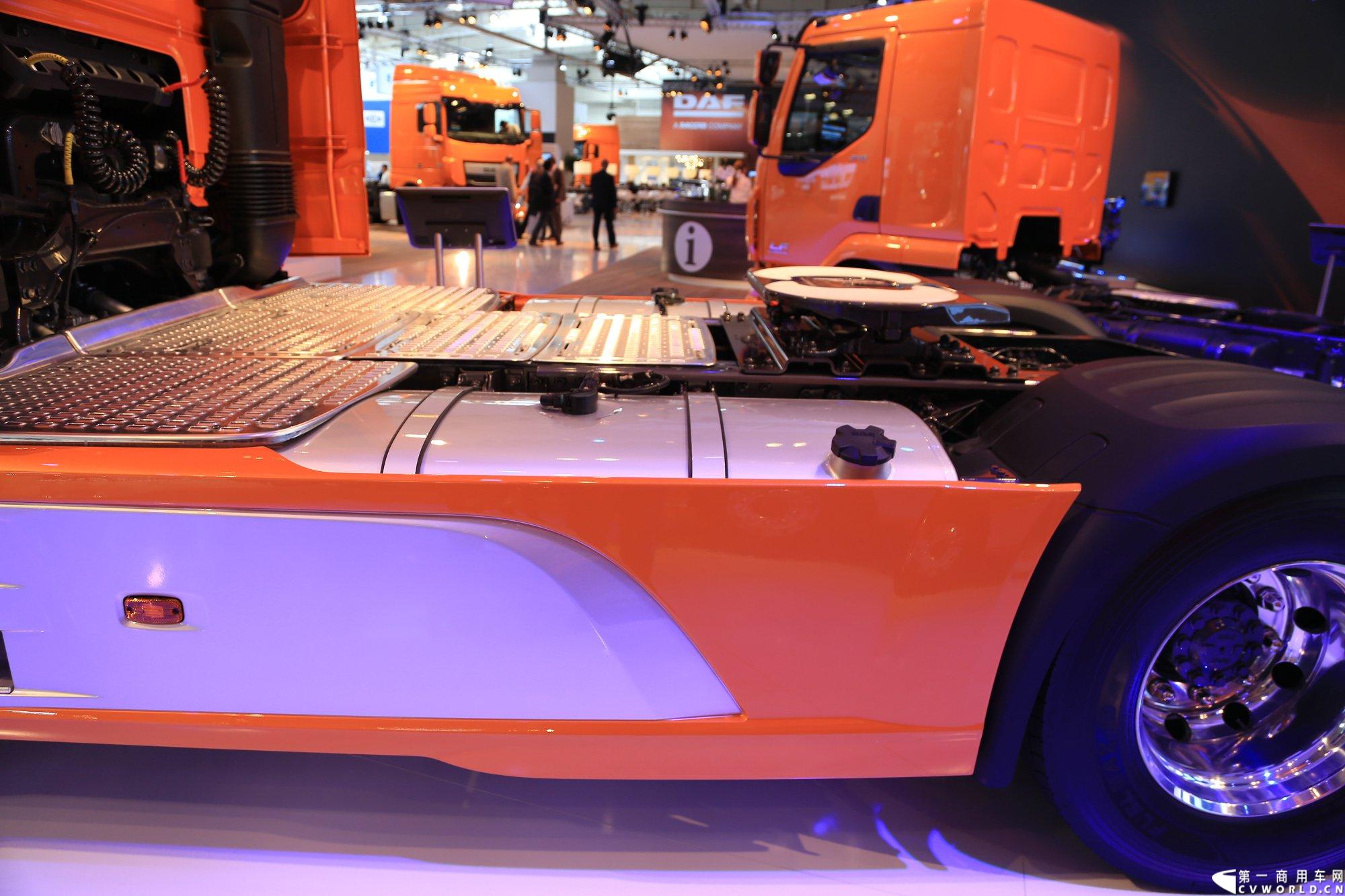 探馆汉诺威之橙色风暴达夫篇。图为DAF XF 510 4x2 牵引车。