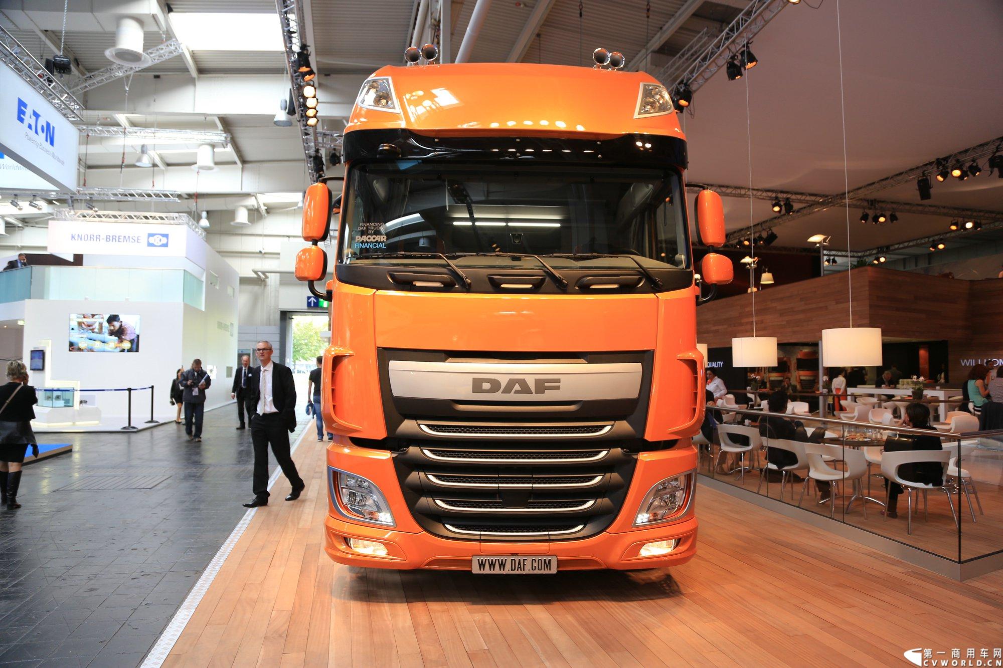 探馆汉诺威之橙色风暴达夫篇。图为DAF XF 460 4x2 超低底盘牵引车