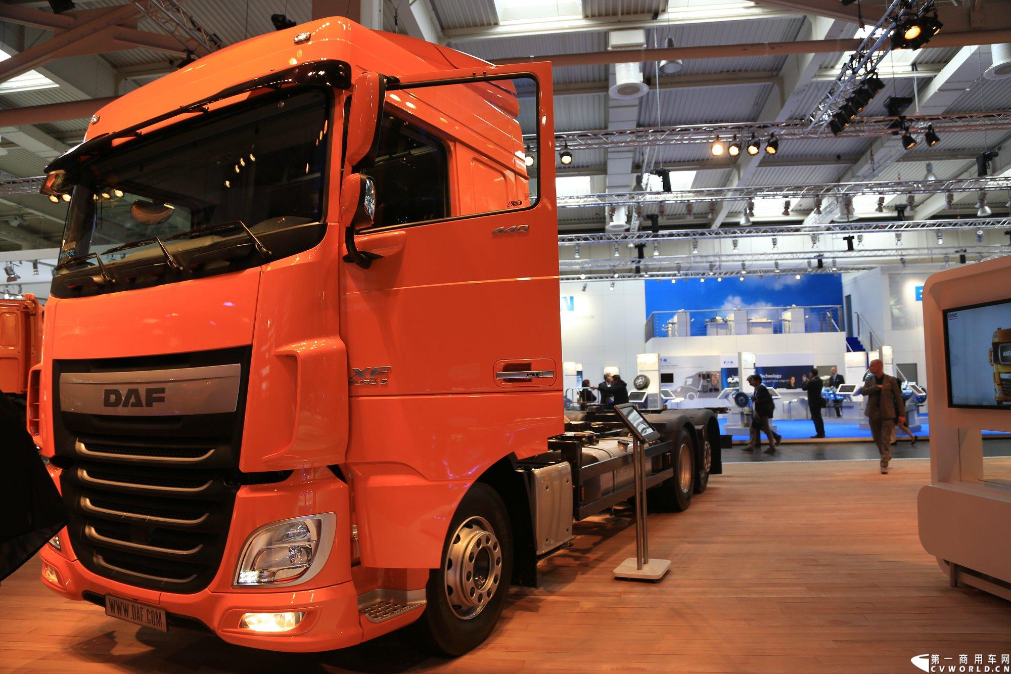 探馆汉诺威之橙色风暴达夫篇。图为DAF XF 440 6x2列车拖车