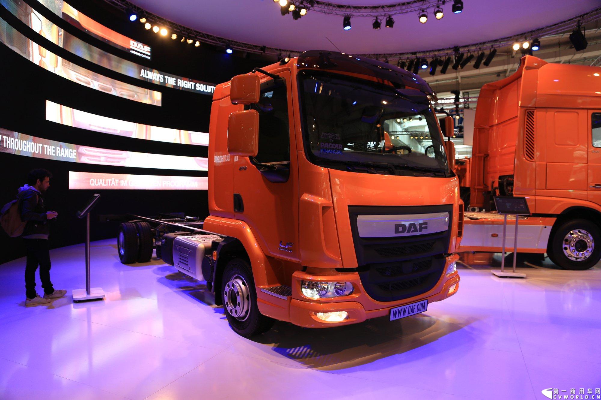 探馆汉诺威之橙色风暴达夫篇。图为DAF LF 210 4x2卧铺驾驶室底盘