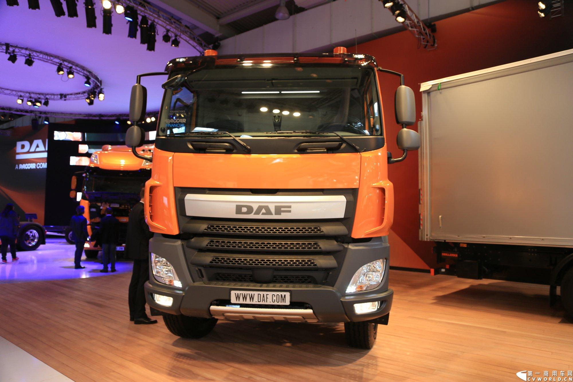 探馆汉诺威之橙色风暴达夫篇。图为DAF CF 460 8x4 自卸车
