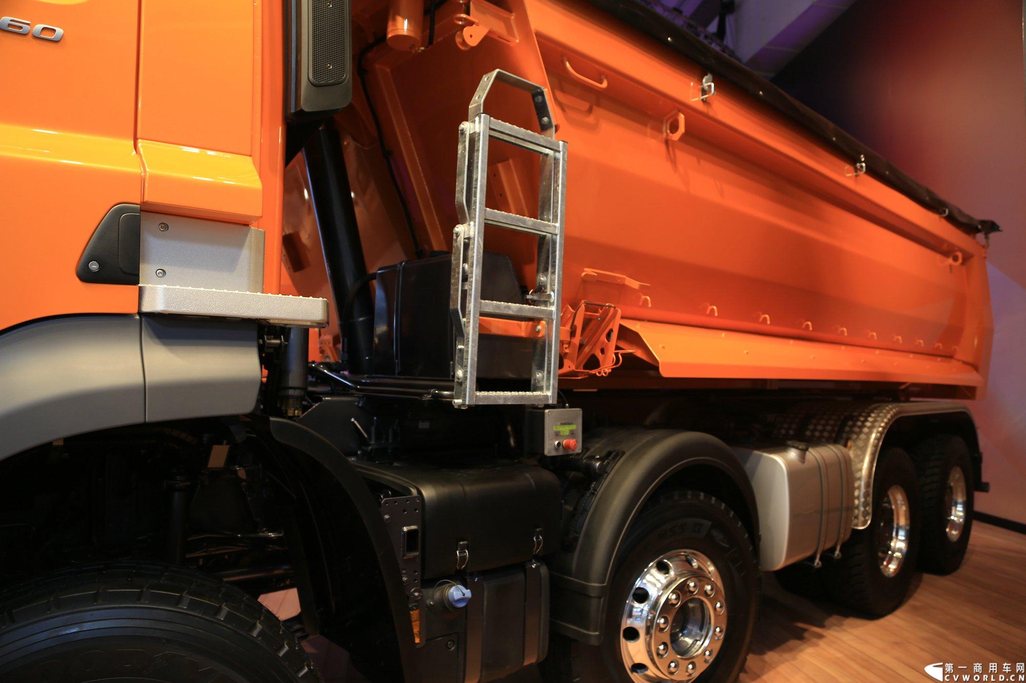 探馆汉诺威之橙色风暴达夫篇。图为DAF CF 460 8x4 自卸车