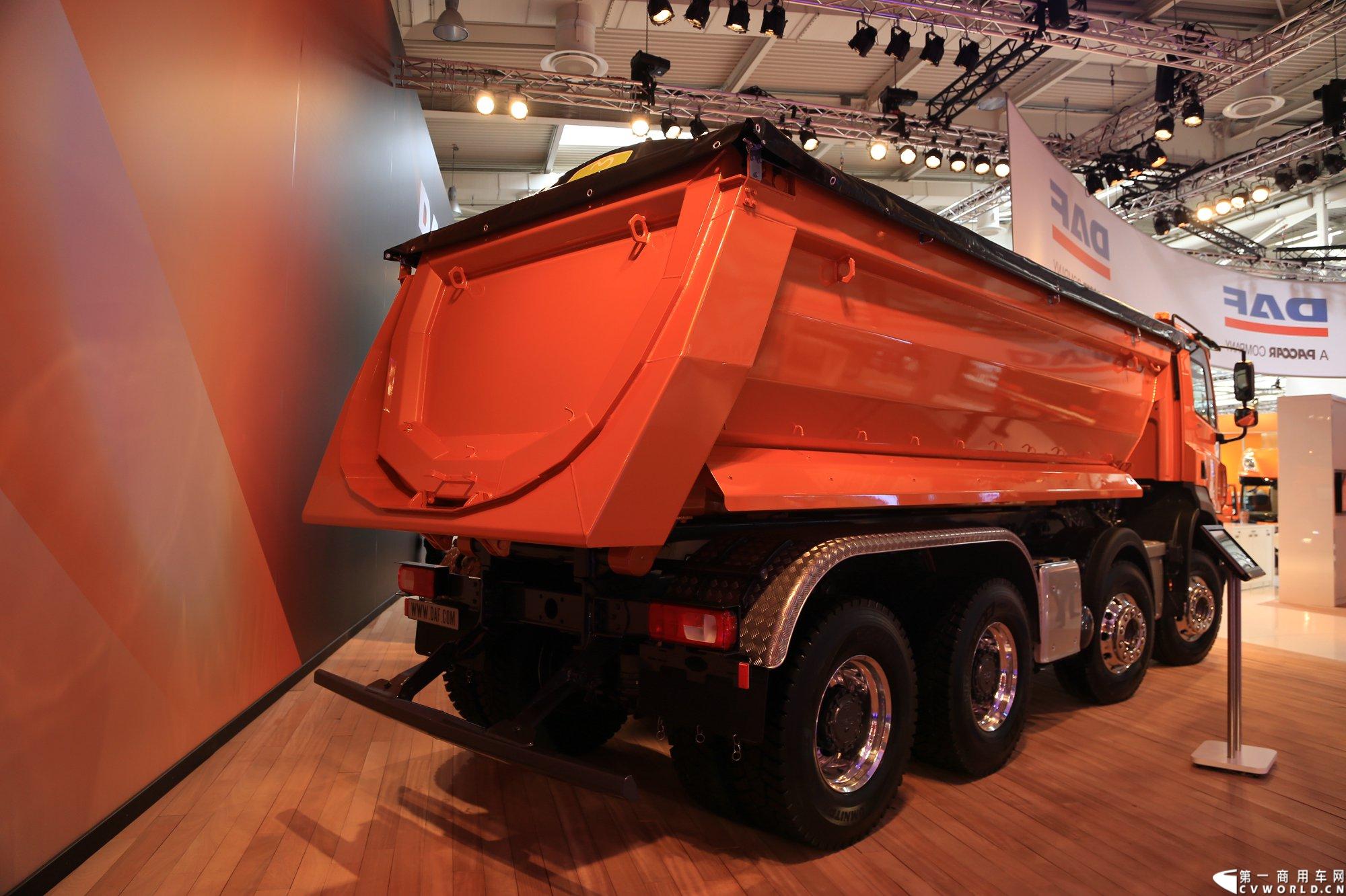 探馆汉诺威之橙色风暴达夫篇。图为DAF CF 460 8x4 自卸车