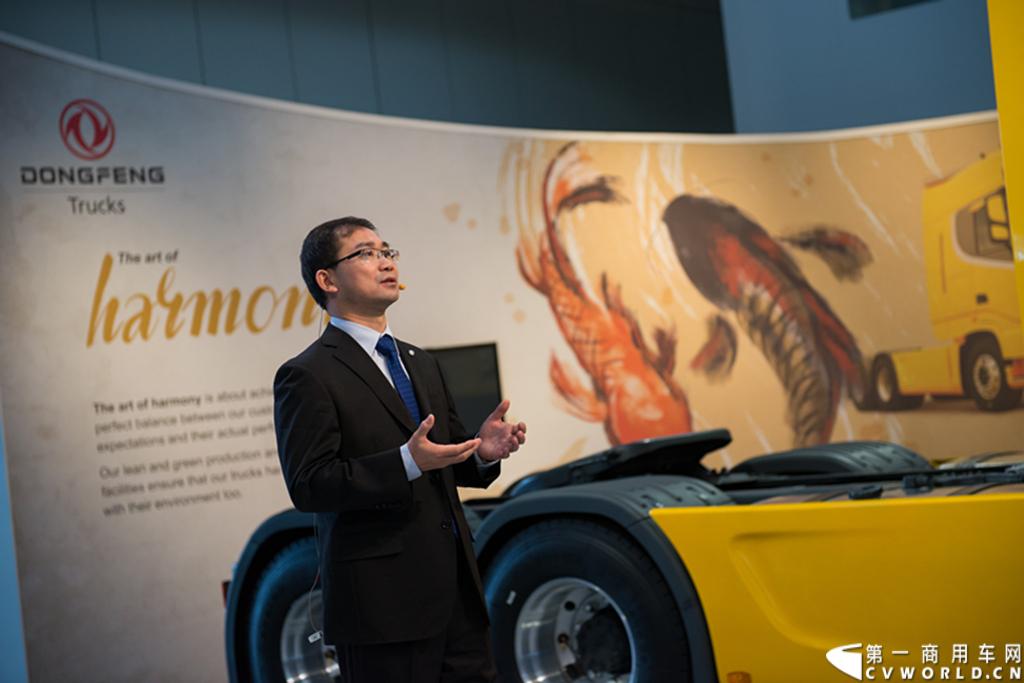 探馆汉诺威之东风商用车篇。东风商用车新闻发布会现场黄刚总经理向来自全球的媒体和观众讲述“东风”商用车的品牌故事 