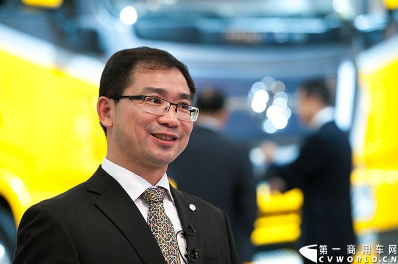探馆汉诺威之东风商用车篇。东风商用车新闻发布会现场黄刚总经理向来自全球的媒体和观众讲述“东风”商用车的品牌故事 