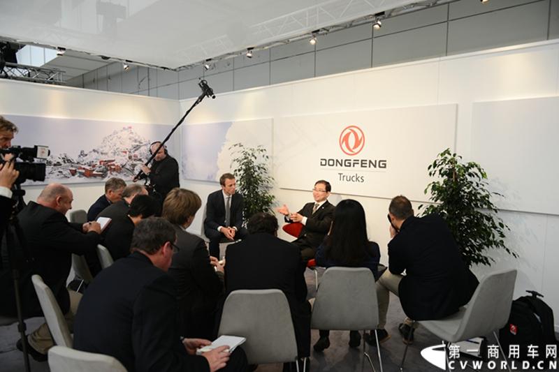 探馆汉诺威之东风商用车篇。东风商用车新闻发布会现场黄刚总经理向来自全球的媒体和观众讲述“东风”商用车的品牌故事 