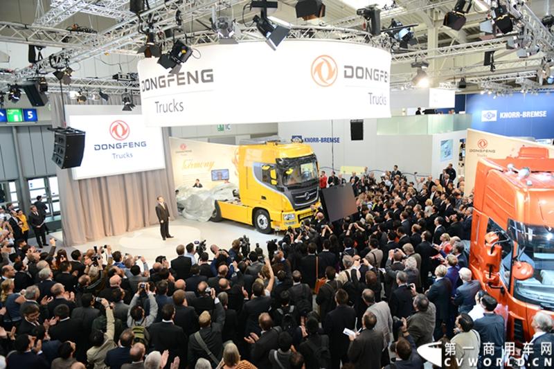 探馆汉诺威之东风商用车篇。东风商用车新闻发布会现场黄刚总经理向来自全球的媒体和观众讲述“东风”商用车的品牌故事 
