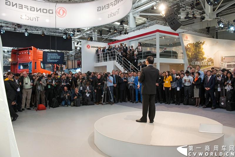 探馆汉诺威之东风商用车篇。东风商用车新闻发布会现场黄刚总经理向来自全球的媒体和观众讲述“东风”商用车的品牌故事 