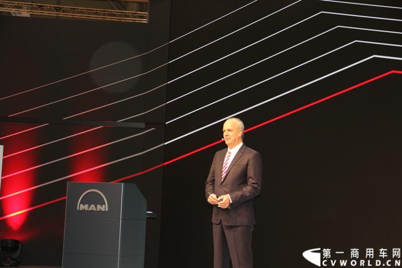 探馆汉诺威之MAN新款D3876 15L发动机。图为MAN D3876 V6 15L新型发动机发布会现场