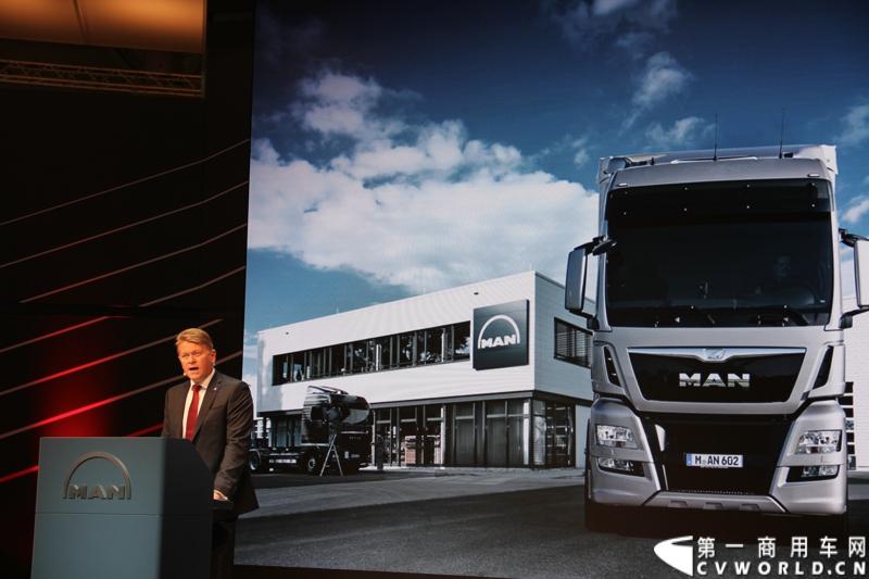 探馆汉诺威之MAN新款D3876 15L发动机。图为MAN D3876 V6 15L新型发动机发布会现场