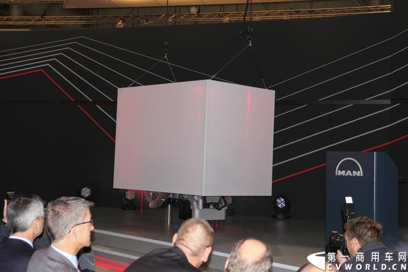 探馆汉诺威之MAN新款D3876 15L发动机。图为MAN D3876 V6 15L新型发动机发布会现场