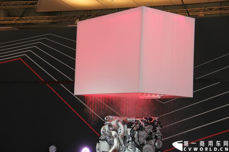 探馆汉诺威之MAN新款D3876 15L发动机。图为MAN D3876 V6 15L新型发动机发布会现场