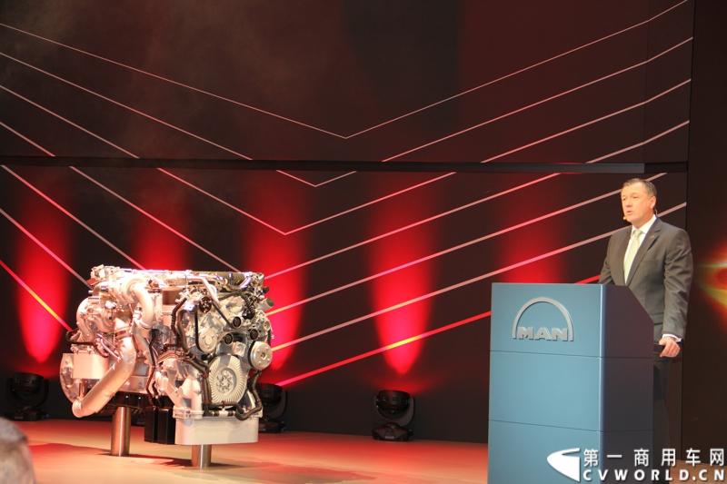 探馆汉诺威之MAN新款D3876 15L发动机。图为MAN D3876 V6 15L新型发动机发布会现场