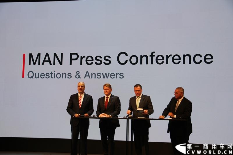 探馆汉诺威之MAN新款D3876 15L发动机。图为MAN D3876 V6 15L新型发动机发布会现场