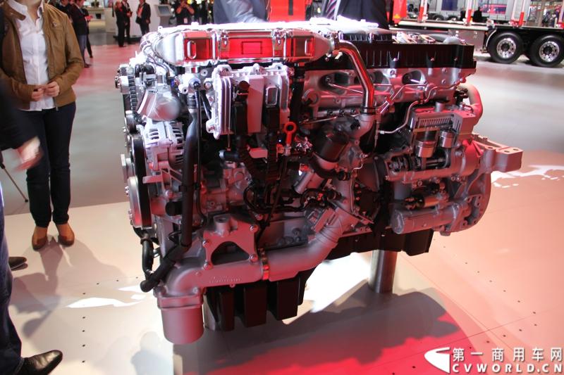 探馆汉诺威之MAN新款D3876 15L发动机。图为MAN D3876 V6 15L新型重型发动机 