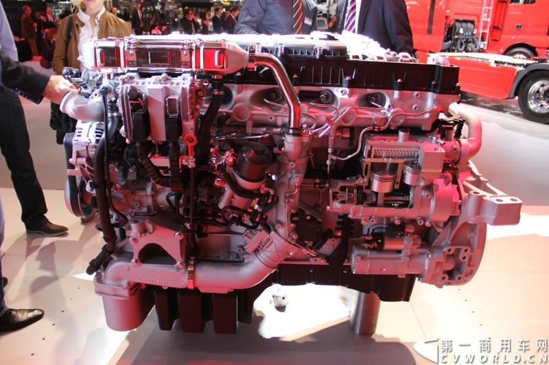 探馆汉诺威之MAN新款D3876 15L发动机。图为MAN D3876 V6 15L新型重型发动机 