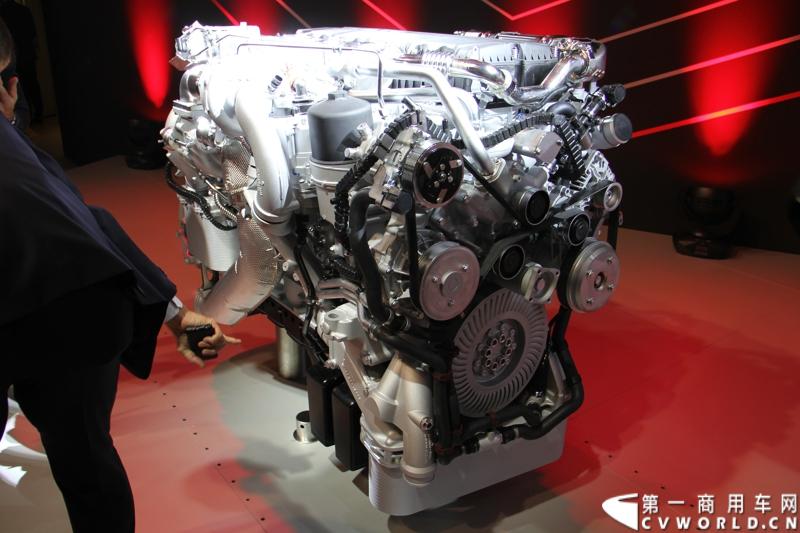 探馆汉诺威之MAN新款D3876 15L发动机。图为MAN D3876 V6 15L新型重型发动机 