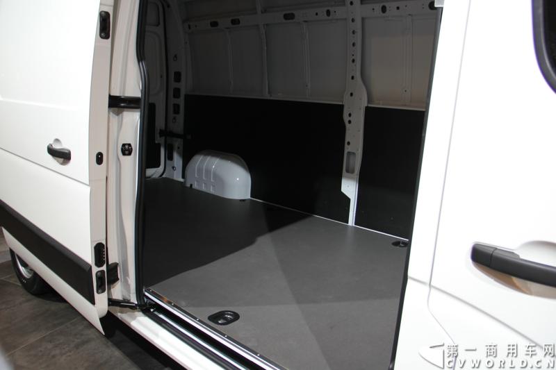 探馆汉诺威之雷诺轻客篇。图为雷诺MASTER 165.35 L3-H2欧系大VAN 