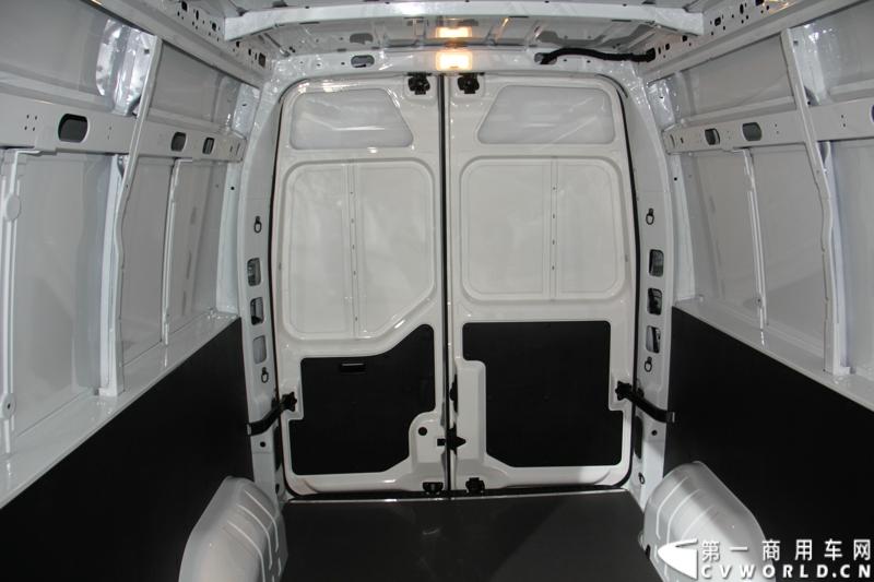 探馆汉诺威之雷诺轻客篇。图为雷诺MASTER 165.35 L3-H2欧系大VAN 