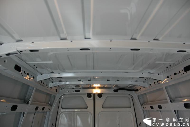 探馆汉诺威之雷诺轻客篇。图为雷诺MASTER 165.35 L3-H2欧系大VAN 