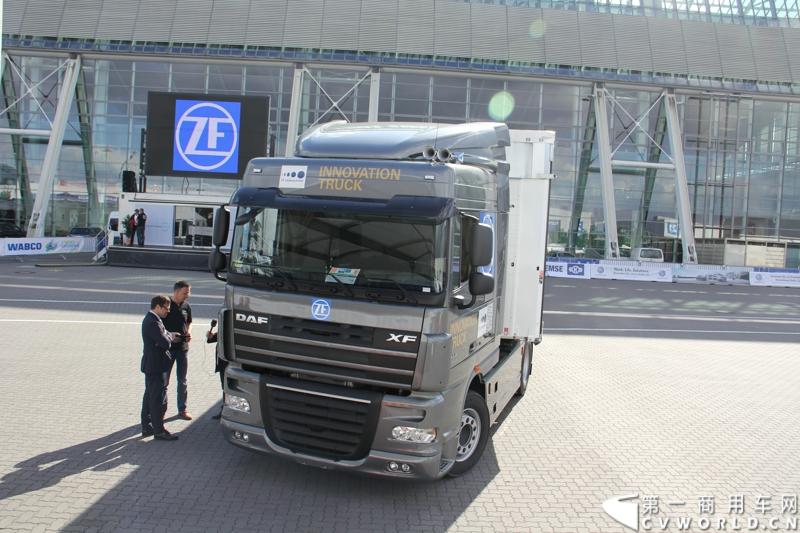 探馆汉诺威之橙色风暴达夫篇。图为搭载ZF智能驾驶技术的DAF XF卡车 