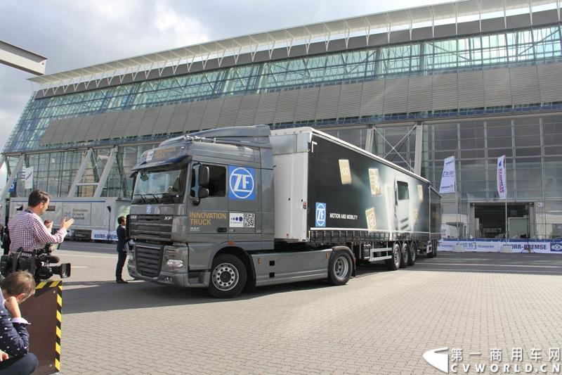 探馆汉诺威之橙色风暴达夫篇。图为搭载ZF智能驾驶技术的DAF XF卡车 