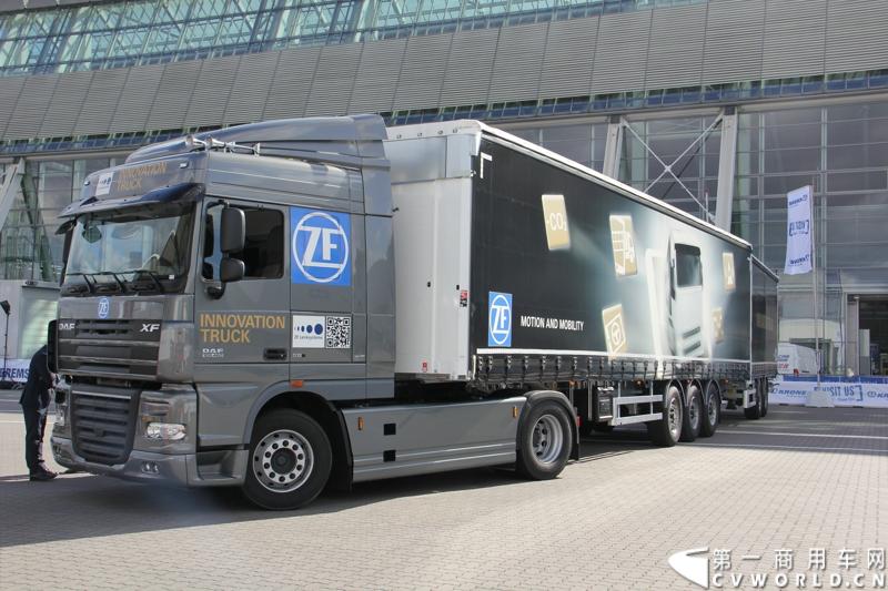 探馆汉诺威之橙色风暴达夫篇。图为搭载ZF智能驾驶技术的DAF XF卡车 