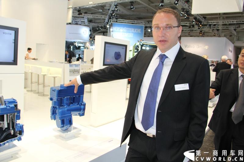探馆汉诺威之福伊特篇。图为福伊特驱动技术系统（上海）有限公司商用车领域亚太区总裁安德睿为第一商用车网记者讲解福伊特产品 