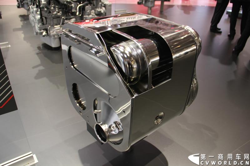 探馆汉诺威之曼全系柴油机及气体机篇。图为MAN D38欧六技术方案SCRT-System 