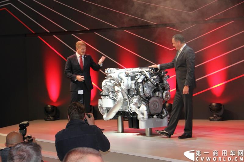 探馆汉诺威之曼全系柴油机及气体机篇。图为MAN D3876 V6 15L新型发动机发布会现场 