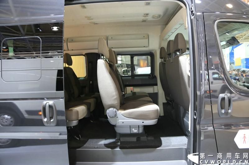 探馆汉诺威之雪铁龙轻型商用车篇。图为灰色jumper 