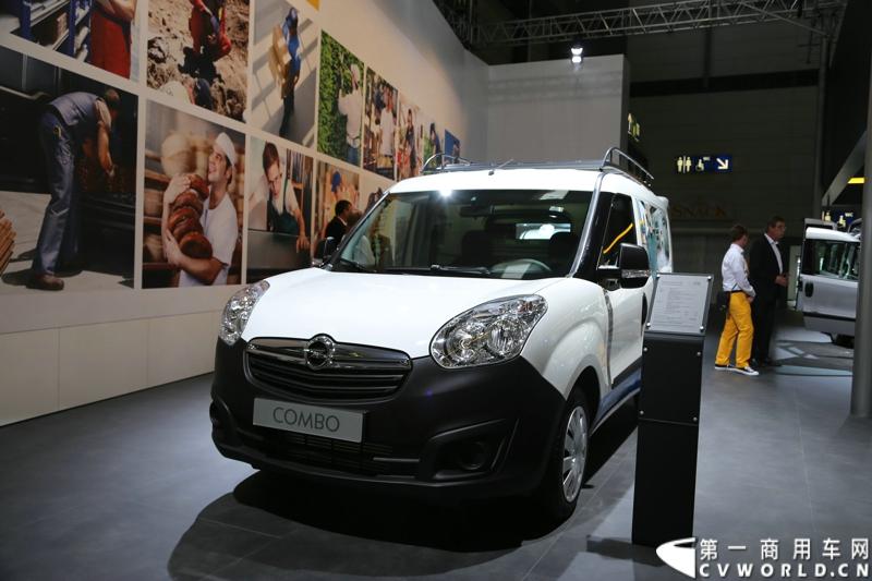 探馆汉诺威之欧宝轻型商用车篇。图为欧宝combo白色专用车 