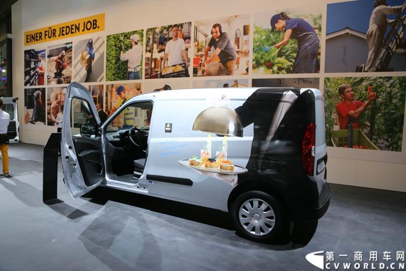 探馆汉诺威之欧宝轻型商用车篇。图为欧宝combo白色专用车 