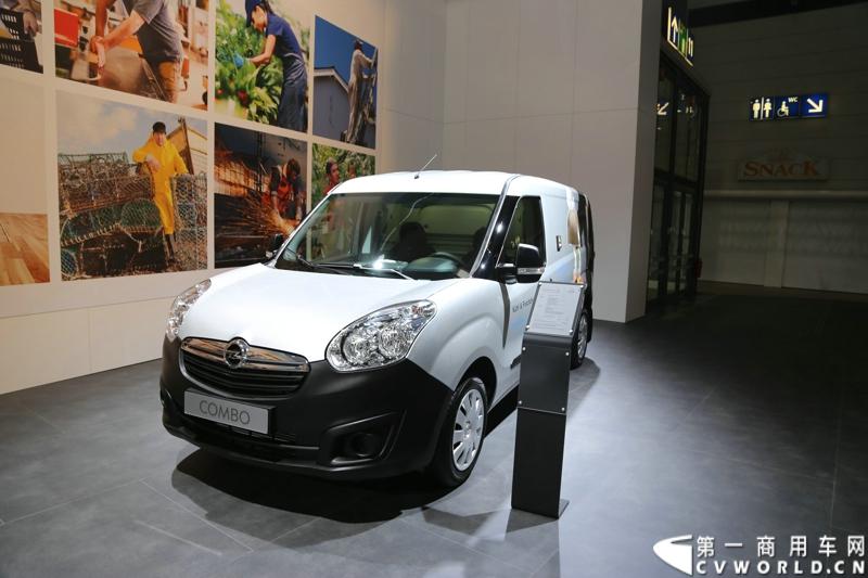 探馆汉诺威之欧宝轻型商用车篇。图为欧宝combo白色专用车 