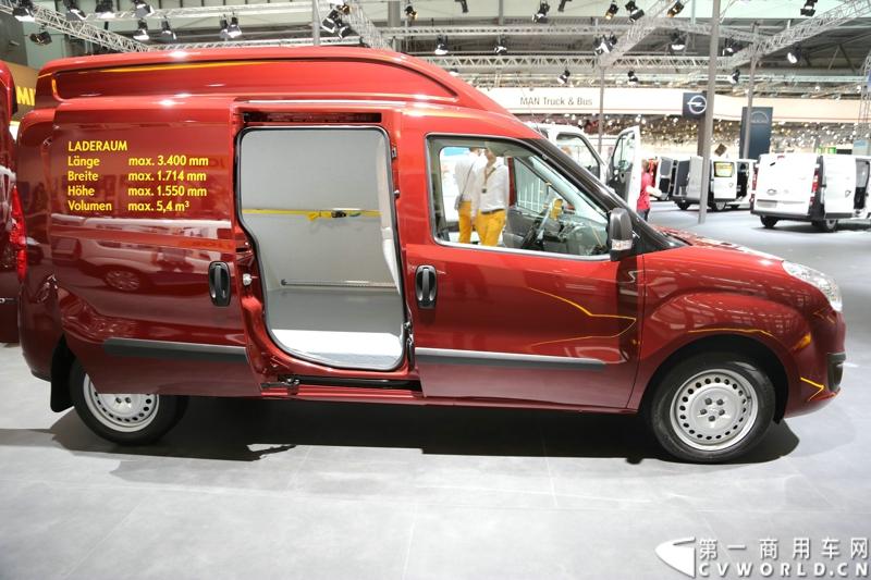 探馆汉诺威之欧宝轻型商用车篇。图为欧宝combo红色专用车 