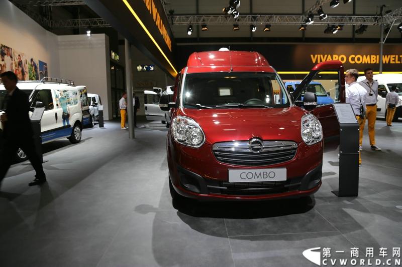 探馆汉诺威之欧宝轻型商用车篇。图为欧宝combo红色专用车 