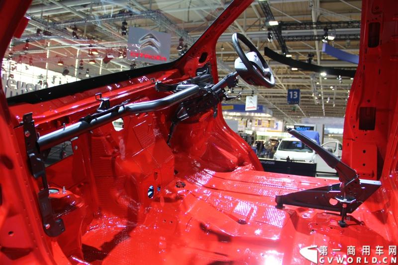 探馆汉诺威之福特全顺轻型商用车篇。图为福特全顺白车身展示 