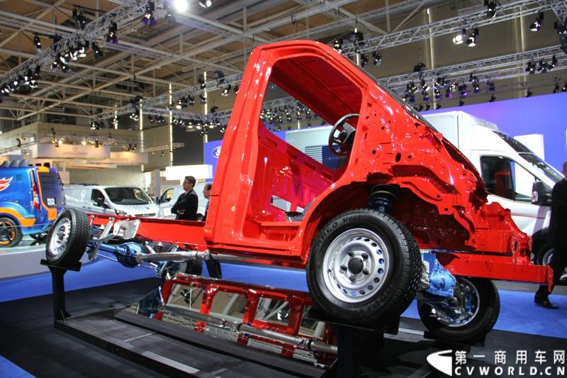 探馆汉诺威之福特全顺轻型商用车篇。图为福特全顺白车身展示 