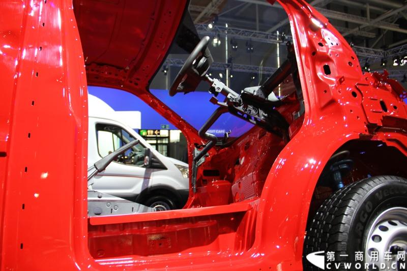 探馆汉诺威之福特全顺轻型商用车篇。图为福特全顺白车身展示 